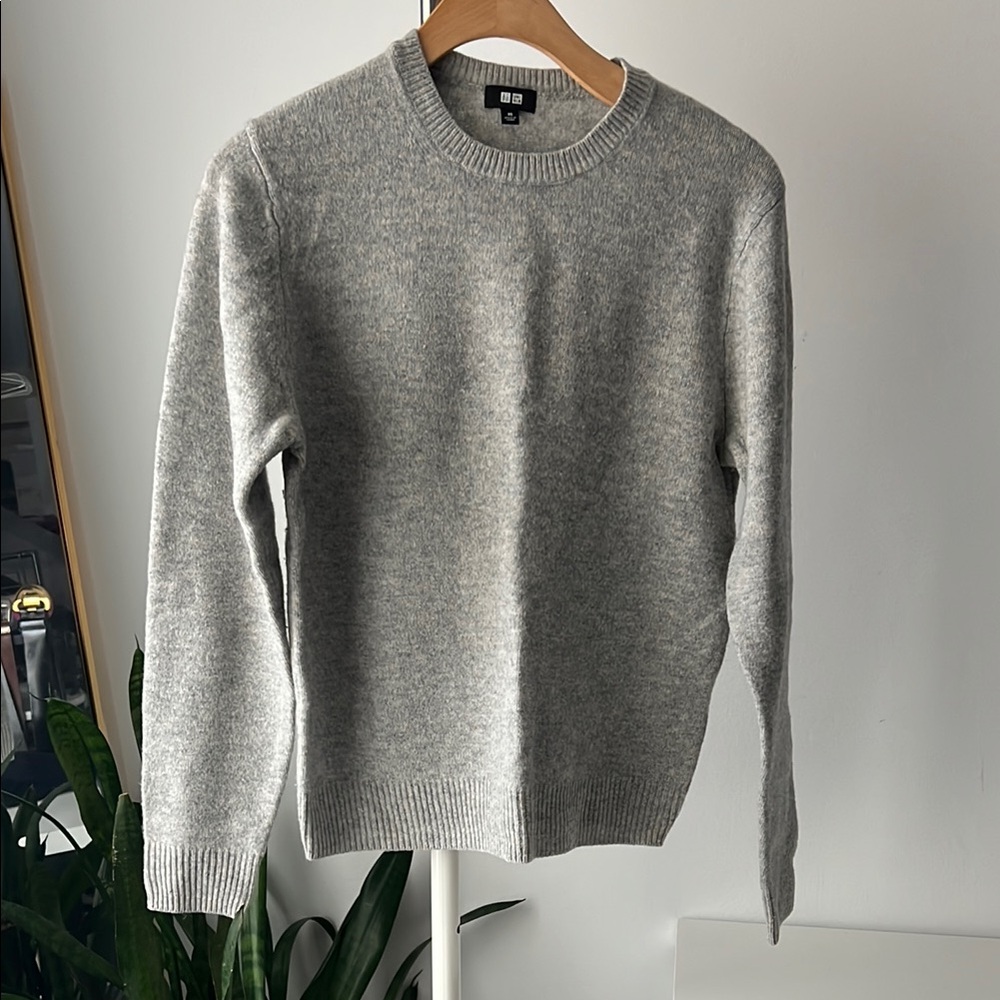 Uniqlo 100% wool Gray Crewneck Sweater Classic Knit Design XS